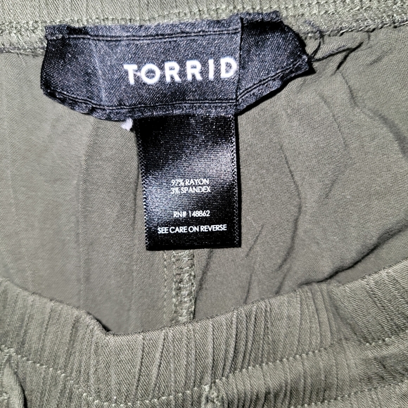 Torrid Cinched Capri Cargo Pants - 2 - Army Green - Picture 4 of 7